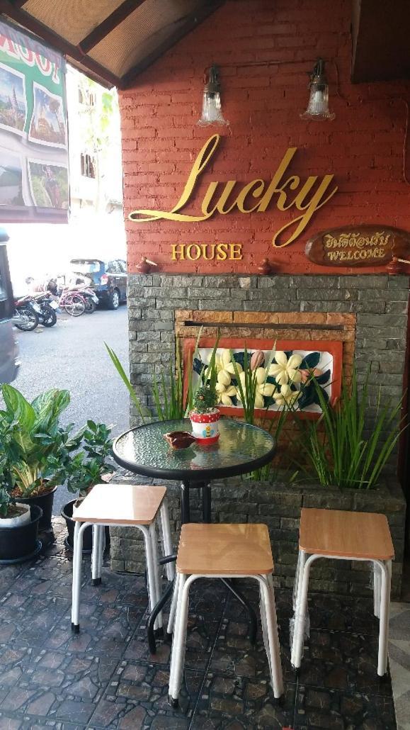 Hostel Lucky House Chiang Mai Zewnętrze zdjęcie