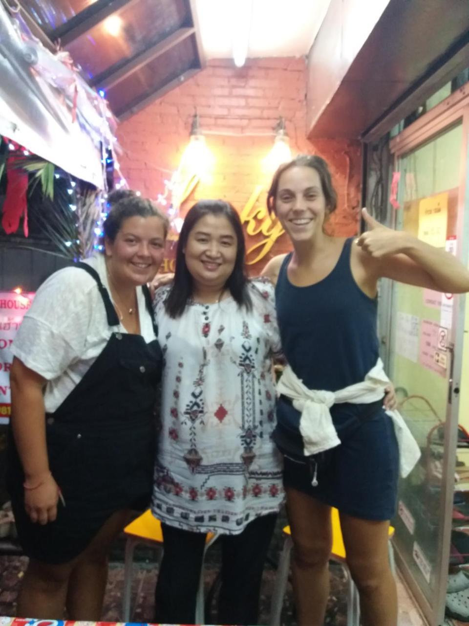 Hostel Lucky House Chiang Mai Zewnętrze zdjęcie