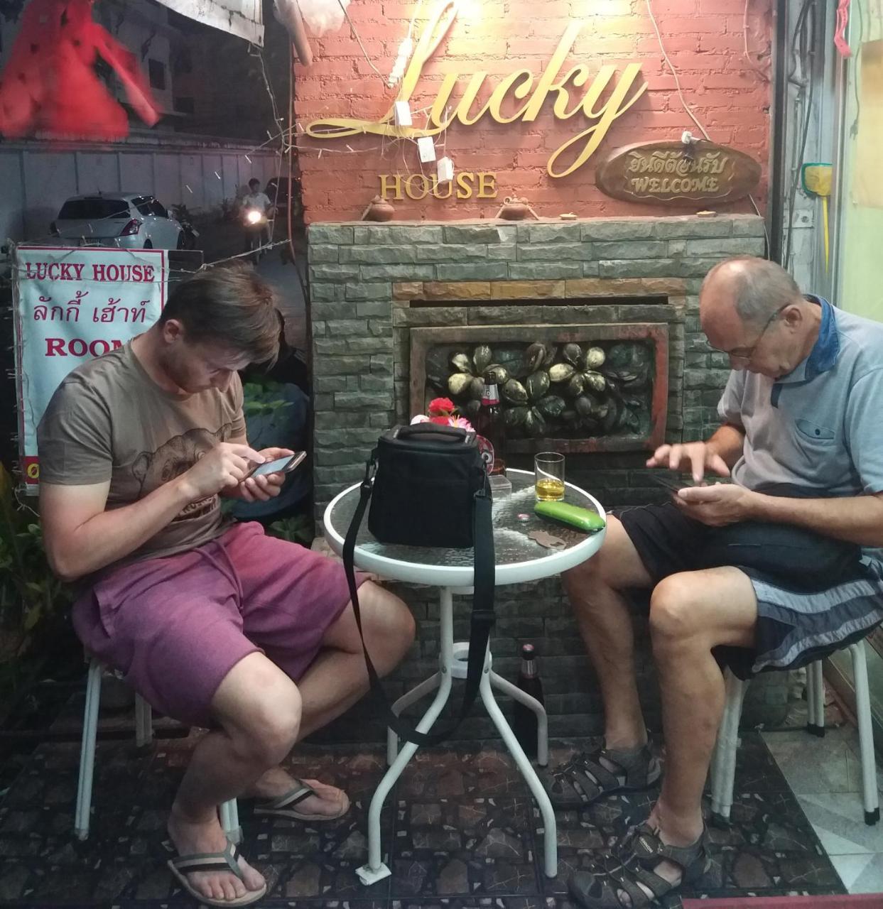 Hostel Lucky House Chiang Mai Zewnętrze zdjęcie
